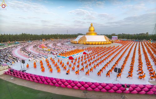 ภาพ No.302561:วันที่ 24 มกราคม พ.ศ. 2569 พิธีตักบาตรพระธรรมยาตรา ณ อนุสรณ์สถานลำดับที่ 5 สถานที่เผยแผ่วิชชาธรรมกายครั้งแรก อนุสรณ์สถานบางปลา วัดบางปลา อำเภอบางเลน จังหวัดนครปฐม ในโครงการธรรมยาตรา กตัญญูบูชา มหาปูชนียาจารย์ พระมงคลเทพมุนี(สด จนฺทสโร) พระผู้ปราบมาร อนุส