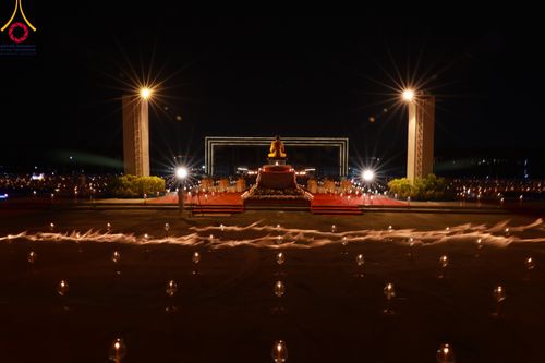 ภาพ No.90288:พิธีจุดประทีป 20,000 ดวง บูชาพระมหาธรรมกายเจดีย์ และบูชาพระมงคลเทพมุนี(สด จนฺทสโร) พระผู้ปราบมาร วันอังคารที่ 10 ตุลาคม พ.ศ. 2566 ณ ลานธรรมพระมหาธรรมกายเจดีย์ วัดพระธรรมกาย จ.ปทุมธานี