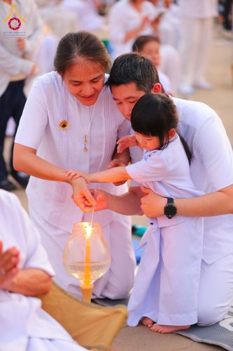 ภาพ No.307214:วันที่ 31 มกราคม พ.ศ. 2569  พิธีจุดประทีปธรรมถวายเป็นพุทธบูชา  และบูชาธรรมมหาปูชนียาจารย์ (ภาพชุดที่ 1) ณ วัดพระธรรมกาย ปทุมธานี ในโครงการธรรมยาตรา กตัญญูบูชา มหาปูชนียาจารย์ พระมงคลเทพมุนี(สด จนฺทสโร) พระผู้ปราบมาร อนุสรณ์สถาน 7 แห่ง ปีที่ 14