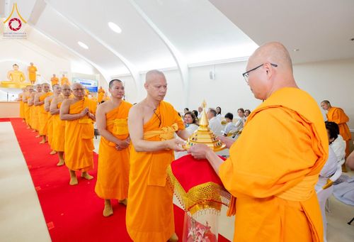 พระภิกษุสงฆ์กำลังอัญเชิญผอบทองคำบรรจุพระบรมสารีริกธาตุในพิธีทางศาสนา