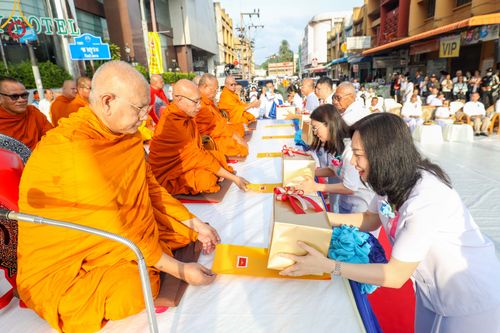 ภาพ No.343168:วันอาทิตย์ที่ 16 สิงหาคม พ.ศ.2569 พิธีตักบาตรพระ 10,000 รูป นานาชาติ ปีที่ 23 คณะสงฆ์ 4 ประเทศ 14 จังหวัดภาคใต้ น้อมถวายเป็นพุทธบูชา ทำบุญเพื่อแม่- พ่อ ณ ถนนนิพัทธ์อุทิศ 3 อ.หาดใหญ่ จ.สงขลา