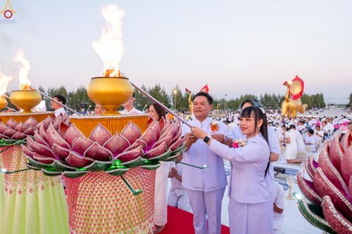 ภาพ No.302155:วันที่ 23 มกราคม พ.ศ. 2569 พิธีจุดประทีปธรรมถวายเป็นพุทธบูชา (ภาพชุดที่ 2) และบูชาธรรมมหาปูชนียาจารย์  ณ อนุสรณ์สถานลำดับที่ 5 สถานที่เผยแผ่วิชชาธรรมกายครั้งแรก อนุสรณ์สถานบางปลา วัดบางปลา อำเภอบางเลน จังหวัดนครปฐม ในโครงการธรรมยาตรา กตัญญูบูชา มหาปูชนีย