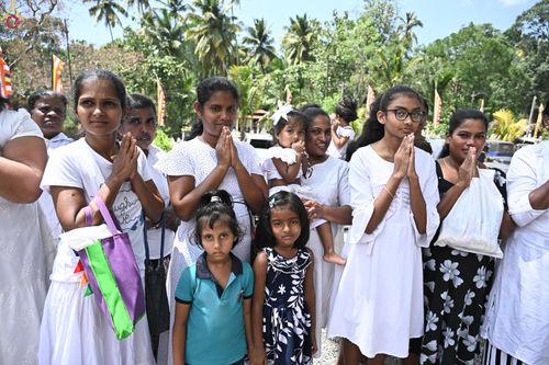 ภาพ No.278679:วันที่ 30 ตุลาคม พ.ศ.2568 กฐินสมทบต่างประเทศ โดยคณะศิษยานุศิษย์ บูชาธรรม 81 ปี หลวงพ่อธัมมชโย ณ วัดศรีสุดาสนะ รังกุต วิหาร ประเทศศรีลังกา