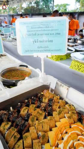 ภาพ No.72959:พิธีถวายภัตตาหารเป็นสังฆทาน แด่คณะพระธรรมยาตราฯ ในโครงการธรรมยาตรากตัญญูบูชา มหาปูชนียาจารย์ พระมงคลเทพมุนี(สด จนฺทสโร) พระผู้ปราบมาร อนุสรณ์สถาน 7 แห่ง ปีที่ 11 วันที่ 20 มกราคม พ.ศ. 2566