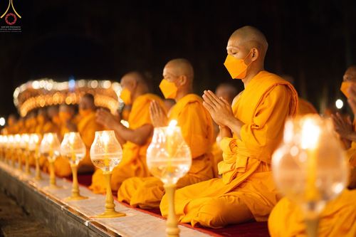 ภาพ No.69383:พิธีจุดประทีปถวายเป็นพุทธบูชา และบูชาธรรมมหาปูชนียาจารย์ ในโครงการธรรมยาตรากตัญญูบูชา มหาปูชนียาจารย์ พระมงคลเทพมุนี(สด จนฺทสโร) พระผู้ปราบมาร ปีที่ 11 ณ อนุสรณ์สถานมหาวิหารพระมงคลเทพมุนี อ.สองพี่น้อง จ.สุพรรณบุรี