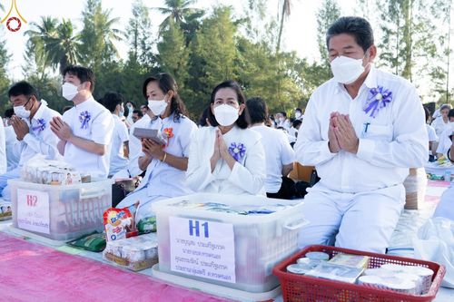 ภาพ No.70577:พิธีตักบาตรพระธรรมยาตราฯ ในโครงการธรรมยาตรากตัญญูบูชา มหาปูชนียาจารย์ พระมงคลเทพมุนี(สด จนฺทสโร) พระผู้ปราบมาร ปีที่ 11 ณ อนุสรณ์สถานลำดับที่ 2 สถานที่ตั้งมโนปณิธานบวชตลอดชีวิต อนุสรณ์สถานคลองบางนางแท่น อ.สามพราน จ.นครปฐม วันที่ 14 มกราคม พ.ศ. 2566