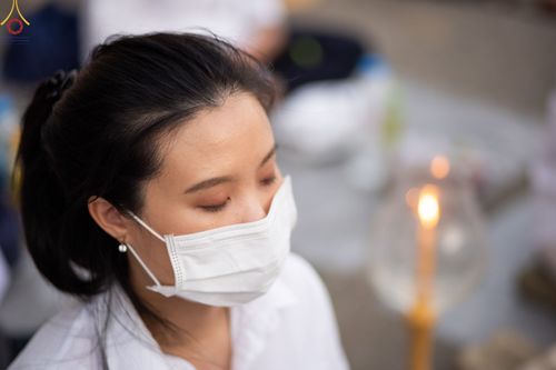 ภาพ No.73439:พิธีจุดประทีปถวายเป็นพุทธบูชา และบูชาธรรมมหาปูชนียาจารย์ ในโครงการธรรมยาตรากตัญญูบูชา มหาปูชนียาจารย์ พระมงคลเทพมุนี(สด จนฺทสโร) พระผู้ปราบมาร ปีที่ 11 ณ อนุสรณ์สถานลำดับที่ 4 สถานที่เกิดด้วยกายธรรม วัดโบสถ์ (บน) บางคูเวียง อ.บางกรวย จ.นนทบุรี วันที่ 21 