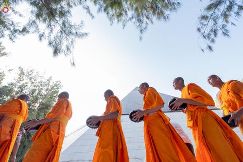 ภาพ No.289354:วันที่ 7 มกราคม พ.ศ. 2569 พิธีตักบาตรพระธรรมยาตรา ณ อนุสรณ์สถานลำดับที่ 1 สถานที่เกิดด้วยรูปกายเนื้อ อนุสรณ์สถานมหาวิหารพระมงคลเทพมุนี (โลตัสแลนด์) อ.สองพี่น้อง จ.สุพรรณบุรี ในโครงการธรรมยาตรา กตัญญูบูชา มหาปูชนียาจารย์ พระมงคลเทพมุนี(สด จนฺทสโร) พระผู้ป