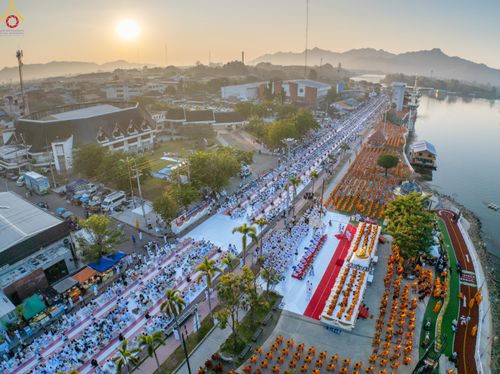 ภาพ No.284203:วันเสาร์ที่ 20 ธันวาคม พ.ศ.2568  พิธีตักบาตรพระ 10,000 รูป เนื่องในโอกาส 194 ปี จังหวัดกาญจนบุรี และอุทิศส่วนกุศลให้แด่บรรพชนทั้งหลาย บริเวณถนนสองแคว (Skywalk) เมืองกาญจนบุรี