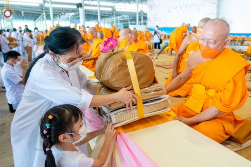 ภาพ No.66485:พิธีถวายอุปกรณ์เครื่องกันหนาว แด่คณะพระภิกษุ สามเณร วัดพระธรรมกาย วันเสาร์ที่ 10 ธันวาคม พ.ศ. 2565 ณ สภาธรรมกายสากล วัดพระธรรมกาย จ.ปทุมธานี