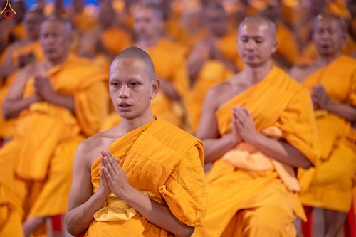 ภาพ No.280347:วันที่ 31 ธันวาคม พ.ศ.2568 -วันที่ 1 มกราคม พ.ศ.2569 พิธีฉลองชัยสวดมนต์บทธัมมจักกับปปวัตนสูตร ครบ 8,000,000,000 จบ , พิธีสวดมนต์ข้ามปี ณ วัดพระธรรมกาย