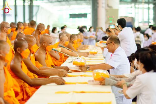 ภาพ No.121232:พิธีถวายภัตตาหารเป็นสังฆทาน แด่คณะพระธรรมยาตราฯ ในโครงการธรรมยาตรากตัญญูบูชา มหาปูชนียาจารย์ พระมงคลเทพมุนี(สด จนฺทสโร) พระผู้ปราบมาร อนุสรณ์สถาน 7 แห่ง ปีที่ 12 วันที่ 30 มกราคม พ.ศ. 2567 ณ สภาธรรมกายสากล วัดพระธรรมกาย