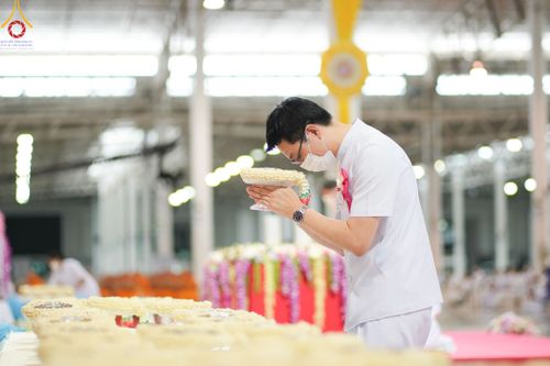 ภาพ No.83684:พิธีวางแผ่นจารึกชื่อและพิธีวางพวงมาลัยสักการะพระประธาน วันอาทิตย์ที่ 16 กรกฎาคม พ.ศ. 2566 ณ รัตนบัลลังก์ สภาธรรมกายสากล วัดพระธรรมกาย