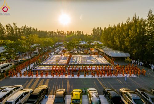 ภาพ No.106079:พิธีถวายภัตตาหารเป็นสังฆทาน แด่คณะพระธรรมยาตราฯ ในโครงการธรรมยาตรากตัญญูบูชา มหาปูชนียาจารย์ พระมงคลเทพมุนี(สด จนฺทสโร) พระผู้ปราบมาร อนุสรณ์สถาน 7 แห่ง ปีที่ 12 วันที่ 3 มกราคม พ.ศ. 2567 ณ อนุสรณ์สถานโลตัสแลนด์ จ.สุพรรณบุรี