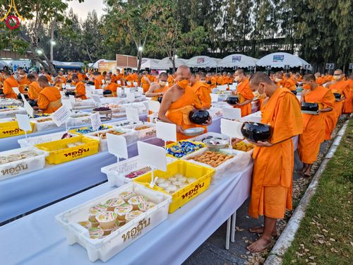 ภาพ No.106363:พิธีถวายภัตตาหารเป็นสังฆทาน แด่คณะพระธรรมยาตราฯ ในโครงการธรรมยาตรากตัญญูบูชา มหาปูชนียาจารย์ พระมงคลเทพมุนี(สด จนฺทสโร) พระผู้ปราบมาร อนุสรณ์สถาน 7 แห่ง ปีที่ 12 วันที่ 5 มกราคม พ.ศ. 2567 ณ อนุสรณ์สถานโลตัสแลนด์ จ.สุพรรณบุรี