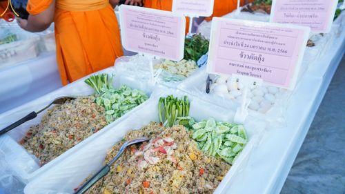 ภาพ No.74050:พิธีถวายภัตตาหารเป็นสังฆทาน แด่คณะพระธรรมยาตราฯ ในโครงการธรรมยาตรากตัญญูบูชา มหาปูชนียาจารย์ พระมงคลเทพมุนี(สด จนฺทสโร) พระผู้ปราบมาร อนุสรณ์สถาน 7 แห่ง ปีที่ 11 วันที่ 24 มกราคม พ.ศ. 2566