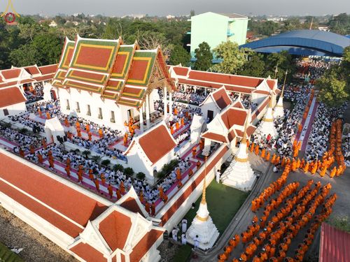 ภาพ No.73601:พิธีตักบาตรพระธรรมยาตราฯ ในโครงการธรรมยาตรากตัญญูบูชา มหาปูชนียาจารย์ พระมงคลเทพมุนี(สด จนฺทสโร) พระผู้ปราบมาร ปีที่ 11 ณ อนุสรณ์สถานลำดับที่ 4 สถานที่เกิดด้วยกายธรรม วัดโบสถ์ (บน) บางคูเวียง อ.บางกรวย จ.นนทบุรี วันที่ 22 มกราคม พ.ศ. 2566