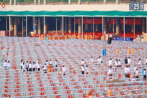 ภาพ No.322615:วันที่ 17 เมษายน พ.ศ.2569 การเรียงกล่องไทยธรรม เรียงน้ำดื่ม เรียงร่ม ณ ลานธรรมพระมหาธรรมกายเจดีย์ เพื่องานถวายมหาสังฆทาน 40,000 กว่าวัดทั่วประเทศ วันคุ้มครองโลก 22 เมษายน พ.ศ.2569 วัดพระธรรมกาย