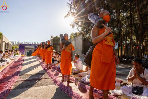 ภาพ No.105706:พิธีต้อนรับพระธรรมยาตรา ในโครงการธรรมยาตรากตัญญูบูชา มหาปูชนียาจารย์ พระมงคลเทพมุนี(สด จนฺทสโร) พระผู้ปราบมาร อนุสรณ์สถาน 7 แห่ง ปีที่ 12 วันที่ 3 มกราคม พ.ศ. 2567 ณ อนุสรณ์สถานโลตัสแลนด์ จ.สุพรรณบุรี