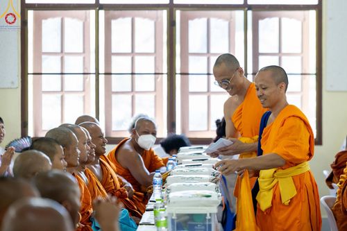 ภาพ No.137696:พิธีตักบาตร พิธีถวายสังฆทานแด่คณะสงฆ์ 323 วัด พิธีทำบุญอุทิศส่วนกุศลแด่ผู้วายชนม์ ในเหตุการณ์ความไม่สงบ 4 จังหวัดชายแดนภาคใต้ ปีที่ 20 ครั้งที่ 169 และพิธีมอบกองทุนหนุนแรงใจช่วยครูใต้ ปีที่ 17 ครั้งที่ 134 วันที่ 25 พฤษภาคม พ.ศ.2567 อ.ตากใบ จ.นราธิวาส