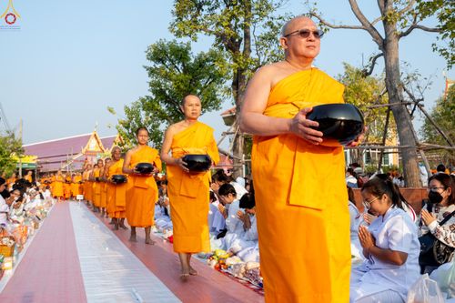 ภาพ No.294467:วันที่ 14 มกราคม พ.ศ. 2569 พิธีตักบาตรพระธรรมยาตรา ณ วัดสองพี่น้อง ต.ต้นตาล อ.สองพี่น้อง จ.สุพรรณบุรี ในโครงการธรรมยาตรา กตัญญูบูชา มหาปูชนียาจารย์ พระมงคลเทพมุนี(สด จนฺทสโร) พระผู้ปราบมาร อนุสรณ์สถาน 7 แห่ง ปีที่ 14