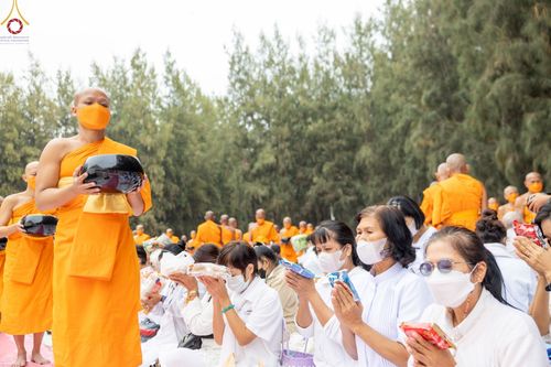 ภาพ No.69731:พิธีตักบาตรพระธรรมยาตราฯ ในโครงการธรรมยาตรากตัญญูบูชา มหาปูชนียาจารย์ พระมงคลเทพมุนี(สด จนฺทสโร) พระผู้ปราบมาร ปีที่ 11 ณ อนุสรณ์สถานลำดับที่ 1 สถานที่เกิดด้วยรูปกายเนื้อ อนุสรณ์สถานมหาวิหารพระมงคลเทพมุนี อ.สองพี่น้อง จ.สุพรรณบุรี