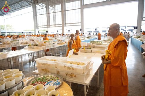 ภาพ No.287314:วันที่ 3 มกราคม พ.ศ.2569 พิธีถวายภัตตาหารเป็นสังฆทาน แด่พระธรรมยาตรา ณ วัดพระธรรมกาย  จังหวัดปทุมธานี ในโครงการธรรมยาตรา กตัญญูบูชา มหาปูชนียาจารย์ พระมงคลเทพมุนี(สด จนฺทสโร) พระผู้ปราบมาร อนุสรณ์สถาน 7 แห่ง ปีที่ 14