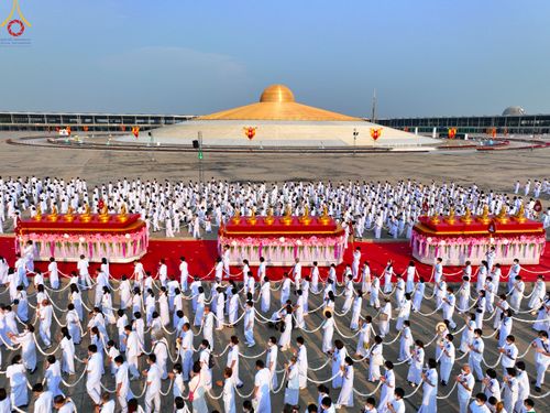 ภาพ No.79143:พิธีอัญเชิญองค์พระบรมพุทธเจ้า 24 องค์ เวียนประทักษิณรอบพระมหาธรรมกายเจดีย์ ณ วัดพระธรรมกาย  วันที่ 2 เมษายน พ.ศ. 2566