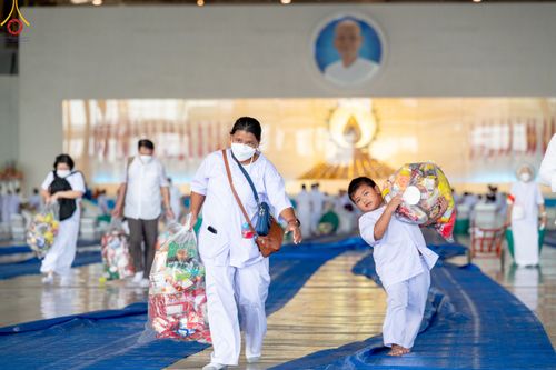 ภาพ No.82993:พิธีตักบาตร ณ บ้านแก้วเรือนทองคุณยายอาจารย์ฯ พิธีบูชาข้าวพระ ณ สภาธรรมกายสากล วัดพระธรรมกาย ในวันอาทิตย์ต้นเดือนที่ 2 ก.ค. พ.ศ.2566