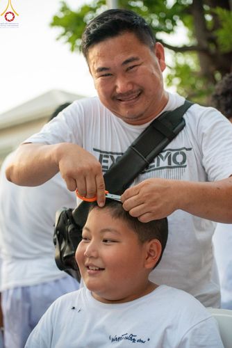 ภาพ No.78457:พิธีตัดปอยผม โครงการหน่อแก้วเปรียญธรรมรุ่นที่ 11  วันที่ 26 มีนาคม พ.ศ.2566  ณ หมู่กุฏิสามเณร อาคารค่ายจองแชมป์ วัดพระธรรมกาย