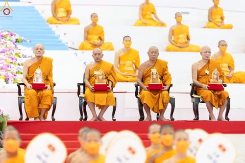 ภาพ No.85244:พิธีมุทิตาสักการะพระภิกษุ ผู้สอบได้เปรียญธรรม ๙ ประโยคระดับโลก, พิธีมอบโล่เกียรติยศและทุนการศึกษา สำนักเรียนบาลีดีเด่นทั่วประเทศ ในวันสมาธิโลก อาทิตย์ที่ 6 สิงหาคม พ.ศ. 2566 ณ สภาธรรมกายสากล วัดพระธรรมกาย