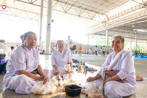 ภาพ No.81524:พิธีตักบาตร ข้าวสารอาหารแห้ง และพิธีบูชาข้าวพระ ณ สภาธรรมกายสากล วัดพระธรรมกาย วันเสาร์ที่ 3 มิถุนายน 2566
