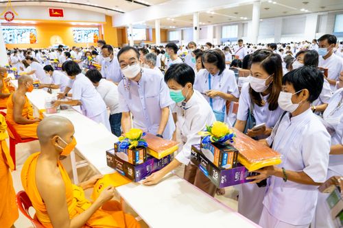 ภาพ No.84505:พิธีถวายผ้าอาบน้ำฝนและประทีปโคมไฟ ในวันอาสาฬหบูชา ณ ห้องแก้วสารพัดนึก 1 วัดพระธรรมกาย วันอังคารที่ 1 สิงหาคม พ.ศ. 2566