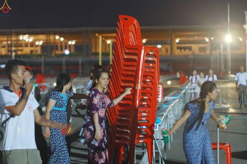 ภาพ No.322056:วันที่ 12 -13 เมษายน พ.ศ.2569 การเตรียมกล่องไทยธรรม + การขนย้ายเก้าอี้ เพื่องานถวายมหาสังฆทาน 40,000 กว่าวัดทั่วประเทศ วันคุ้มครองโลก 22 เมษายน พ.ศ.2569 วัดพระธรรมกาย