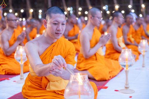 ภาพ No.290137:วันที่ 6 มกราคม พ.ศ. 2569 พิธีจุดประทีปถวายเป็นพุทธบูชา และบูชาธรรมมหาปูชนียาจารย์ (ภาพชุดที่ 2) ณ อนุสรณ์สถานมหาวิหารพระมงคลเทพมุนี (โลตัสแลนด์) อ.สองพี่น้อง จ.สุพรรณบุรี ในโครงการธรรมยาตรา กตัญญูบูชา มหาปูชนียาจารย์ พระมงคลเทพมุนี(สด จนฺทสโร) พระผู้ปรา