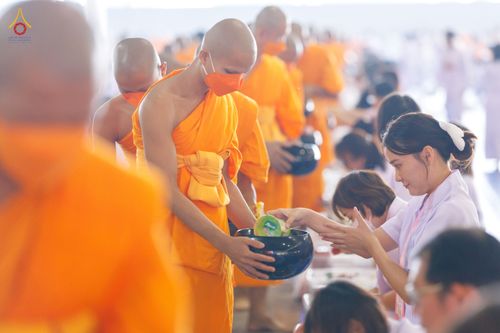 ภาพ No.76800:พิธีตักบาตรข้าวสารอาหารแห้ง  ณ บ้านแก้วเรือนทองคุณยายฯ สภาธรรมกายสากล  วัดพระธรรมกาย จ.ปทุมธานี  ในวันอาทิตย์ต้นเดือนที่ 6 มีนาคม พ.ศ. 2566