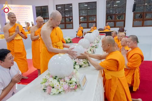 ภาพ No.294262:วันอาทิตย์ที่ 14 ธันวาคม พ.ศ.2568 พิธีเจริญพระพุทธมนต์สมโภชดวงแก้วลูกนิมิตเอก และดวงแก้วนิมิตปฏิบัติธรรม อัญเชิญประดิษฐาน  ณ วัดพระธรรมกายในประเทศสหรัฐอเมริกาและประเทศเยอรมนี 7 แห่ง ณ อาคารปลูกศรัทธา 2 วัดพระธรรมกาย