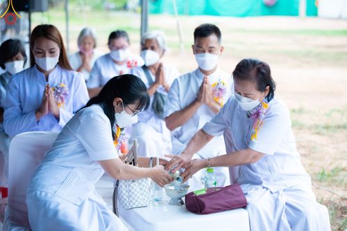 ภาพ No.81409:พิธีทอดผ้าป่า วางดวงแก้วบรมจักรพรรดิ  โปรยรัตนชาติ และพิธีตอกเสาเข็มมงคลต้นแรก อาคาร 80 ปี หลวงพ่อธัมมชโย ณ ศูนย์ปฏิบัติธรรมวิหารแดง อำเภอวิหารแดง จังหวัดสระบุรี วันอาทิตย์ที่ 28 พฤษภาคม พ.ศ.2566