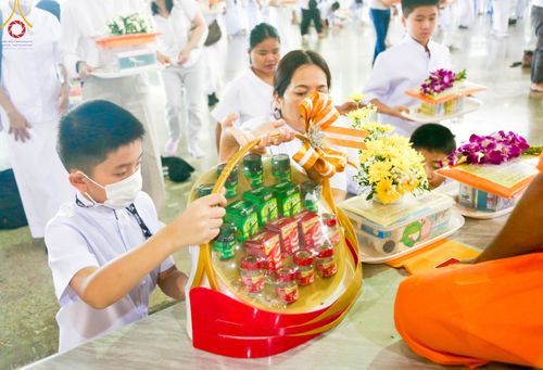 ภาพ No.105437:พิธีปฏิบัติธรรมและพิธีบูชาข้าวพระ ในวันจันทร์ที่ 1 มกราคม พ.ศ. 2567 ณ สภาธรรมกายสากล วัดพระธรรมกาย