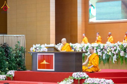 ภาพ No.284905:วันอาทิตย์ที่ 14 ธันวาคม พ.ศ.2568  พิธีปฏิบัติธรรม พิธีถวายภัตตาหารเป็นสังฆทาน พิธีมอบต้นสมบัติจักรพรรดิ ถวายแด่เจ้าอาวาสและประธานสงฆ์ 236 ศูนย์ส่งเสริมศีลธรรมทั่วโลก ณ สภาธรรมกายสากล วัดพระธรรมกาย