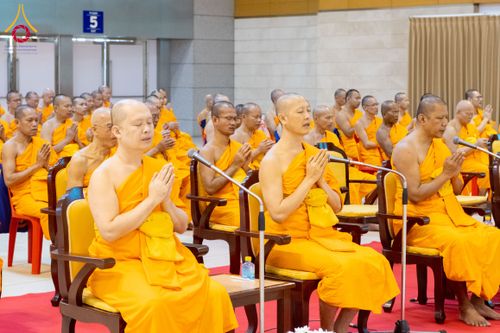 ภาพ No.284916:วันอาทิตย์ที่ 14 ธันวาคม พ.ศ.2568  พิธีปฏิบัติธรรม พิธีถวายภัตตาหารเป็นสังฆทาน พิธีมอบต้นสมบัติจักรพรรดิ ถวายแด่เจ้าอาวาสและประธานสงฆ์ 236 ศูนย์ส่งเสริมศีลธรรมทั่วโลก ณ สภาธรรมกายสากล วัดพระธรรมกาย