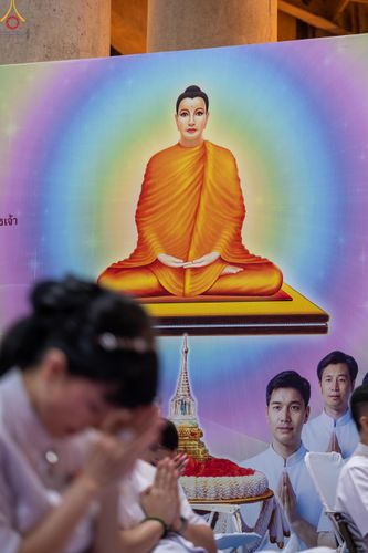 ภาพ No.331004:วันวิสาขบูชา อาทิตย์ที่ 31 พฤษภาคม พ.ศ.2569 พิธีจุดวิสาขประทีป , พิธีเวียนประทักษิณ  รอบพระมหาธรรมกายเจดีย์  และพิธีฉลองชัยสวดมนต์บทธัมมจักกัปปวัตนสูตร  ครบ 8,415,000,000 จบ ณ วัดพระธรรมกาย