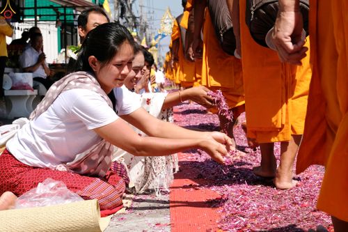ภาพ No.304209:วันที่ 25 มกราคม พ.ศ. 2569 พิธีต้อนรับพระธรรมยาตรา  รร.สามัคคีราษฏร์บำรุง-วัดพระธรรมกาย ในโครงการธรรมยาตรา กตัญญูบูชา มหาปูชนียาจารย์ พระมงคลเทพมุนี(สด จนฺทสโร) พระผู้ปราบมาร อนุสรณ์สถาน 7 แห่ง ปีที่ 14