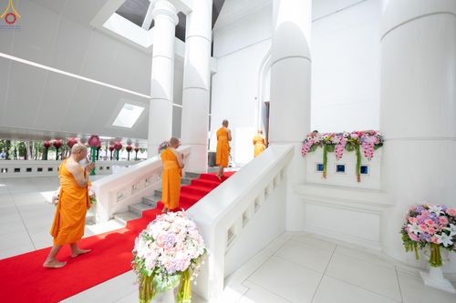 ภาพ No.330779:วันวิสาขบูชา อาทิตย์ที่ 31 พฤษภาคม พ.ศ.2569 พิธีบรรพชาสามเณรอุบาสก 11 ท่าน , พิธีถวายบาตรผ้าไตร และจตุปัจจัยไทยธรรม แด่สามเณร , พิธีอุปสมบทอุทิศชีวิต , พิธีกล่าวคำกัปปิยภัณฑ์  ณ อุโบสถพระไตรปิฎก วัดพระธรรมกาย จังหวัดปทุมธานี