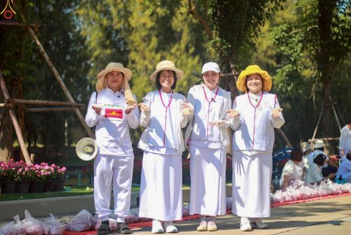 ภาพ No.296019:ภาพเบื้องหลังอาสาสมัครรวมใจ ชุดที่ 1 ในโครงการธรรมยาตรา กตัญญูบูชา มหาปูชนียาจารย์ พระมงคลเทพมุนี(สด จนฺทสโร) พระผู้ปราบมาร อนุสรณ์สถาน 7 แห่ง ปีที่ 14