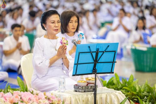 ภาพ No.311298:วันอาทิตย์ต้นเดือนที่ 1 มีนาคม พ.ศ.2569 พิธีตักบาตร และ พิธีบูชาข้าวพระ ณ สภาธรรมกายสากล วัดพระธรรมกาย