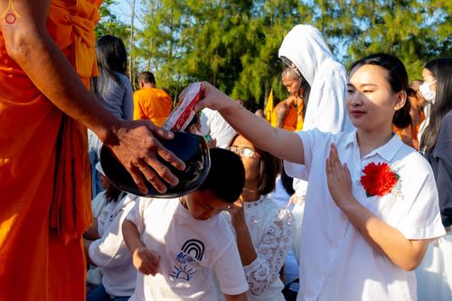 ภาพ No.292457:วันที่ 11 มกราคม พ.ศ. 2569 พิธีตักบาตรพระธรรมยาตรา ณ อนุสรณ์สถานคลองบางนางแท่น อ.สามพราน จ.นครปฐม ในโครงการธรรมยาตรา กตัญญูบูชา มหาปูชนียาจารย์ พระมงคลเทพมุนี(สด จนฺทสโร) พระผู้ปราบมาร อนุสรณ์สถาน 7 แห่ง ปีที่ 14