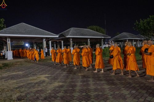 ภาพ No.282537:วันเสาร์ที่ 20 ธันวาคม พ.ศ.2568 พิธีตักบาตรพระ 10,000 รูป (ชุด 2) เนื่องในโอกาส 194 ปี จังหวัดกาญจนบุรี และอุทิศส่วนกุศลให้แด่บรรพชนทั้งหลาย บริเวณถนนสองแคว (Skywalk) เมืองกาญจนบุรี