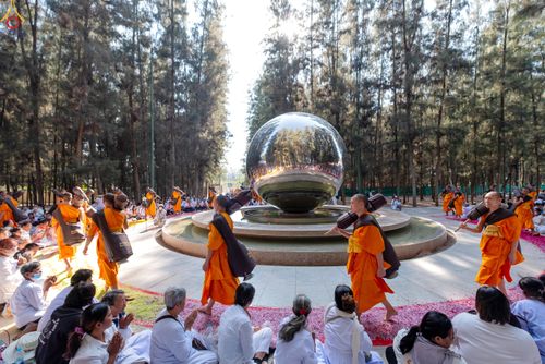 ภาพ No.292796:วันที่ 11 มกราคม พ.ศ. 2569 พิธีต้อนรับพระธรรมยาตรา ณ อนุสรณ์สถานลำดับที่ 3 สถานที่เกิดในเพศสมณะ วัดสองพี่น้อง อำเภอสองพี่น้อง จังหวัดสุพรรณบุรี ในโครงการธรรมยาตรา กตัญญูบูชา มหาปูชนียาจารย์ พระมงคลเทพมุนี(สด จนฺทสโร) พระผู้ปราบมาร อนุสรณ์สถาน 7 แห่ง ปีที