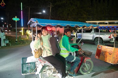 ภาพ No.290265:วันที่ 6 มกราคม พ.ศ. 2569 พิธีจุดประทีปถวายเป็นพุทธบูชา และบูชาธรรมมหาปูชนียาจารย์ (ภาพชุดที่ 2) ณ อนุสรณ์สถานมหาวิหารพระมงคลเทพมุนี (โลตัสแลนด์) อ.สองพี่น้อง จ.สุพรรณบุรี ในโครงการธรรมยาตรา กตัญญูบูชา มหาปูชนียาจารย์ พระมงคลเทพมุนี(สด จนฺทสโร) พระผู้ปรา